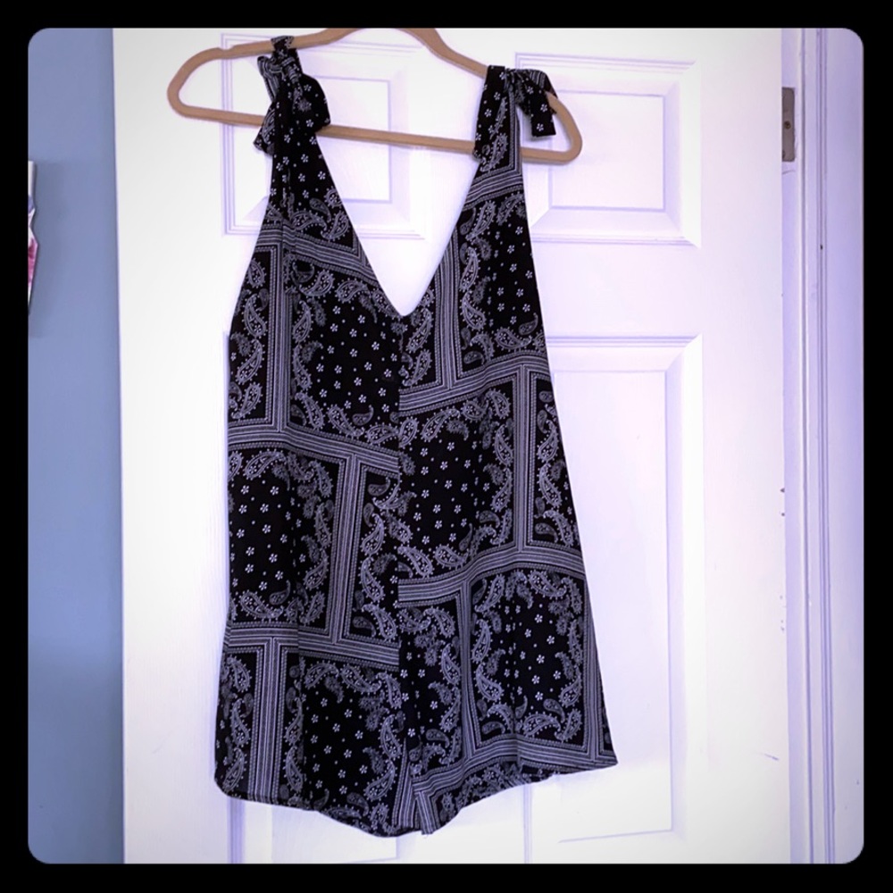 Gorgeous romper size xl